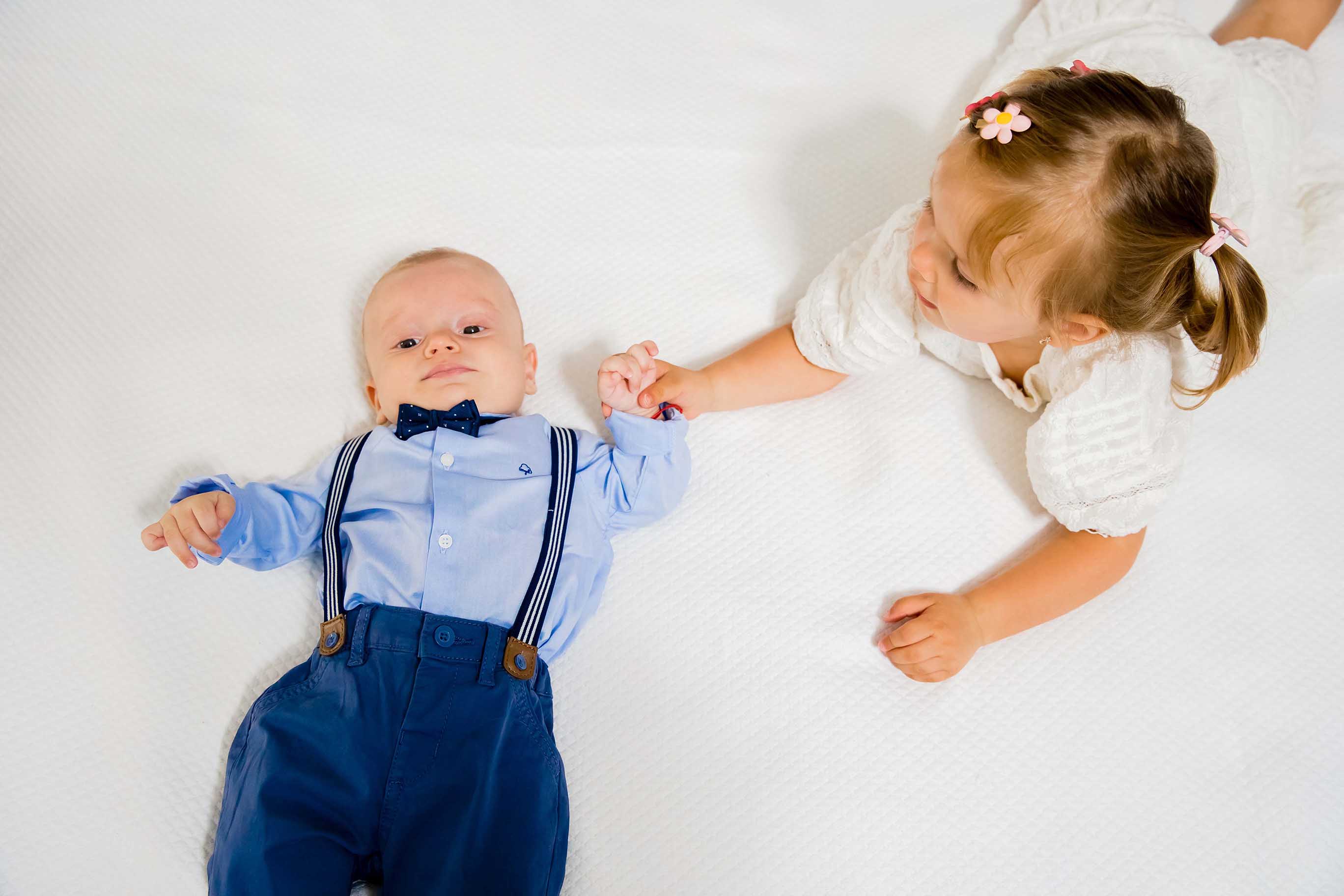 coil cu sora lui la sedinta botez